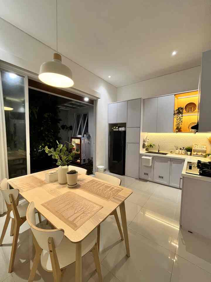 Emang boleh dapur dominan putih???
Cepet kotor ngga ya?

Hai tetangga O!house…
Ini adalah dapur/ruang makan dirumah d_houseds. Aku suka dapur yang berkesan minimalis, bersih, rapi dan estetik. Dan ini adalah full white kitchenset impian ku sejak lama. Kitchen set ini menggunakan bahan hpl berwarna putih untuk kabinetnya. Top table berbahan granit berwarna putih polos dengan pertimbangan pori-pori yang kecil jadi noda tidak mudah terserap dan lebih mudah dibersihkan. Sedangkan backsplash menggunakan mosaic herringbone white yang berkesan unik dan estetik. Aku membuat tangga yang bisa berkamuflase menjadi kabinet kitchenset ketika sedang tidak digunakan untuk menjangkau area kitchenset bagian atas. Kemudian aku juga memilih melengkapi kitchenset ini dengan perintilan yang berwarna dominan putih dengan aksen kayu agar senada. Kami juga menambahkan meja makan kayu diarea dapur. Alhamdulillah jadilah dapur dan ruang makan bernuansa dominan putih impianku. Dan semua ini akan tetap cantik jika kita rajin membersihkan dan merapikannya setiap selesai menggunakannya. Jika tidak, maka noda-noda bekas memasak akan sulit dihilangkan. Perawatan kitchen set putih memang lebih ekstra dibanding warna lain yang lebih gelap, tapi terlalu cantik untuk dilewatkan. Berani coba punya dapur putih dirumahmu?

#MyDreamKitchen
#KitchenIdeas
#KitchenInspiration
#whitekitchenset
#WhiteHouse
#MejaMakanIkea
#RumahCluster
#cimahi
#bandung

