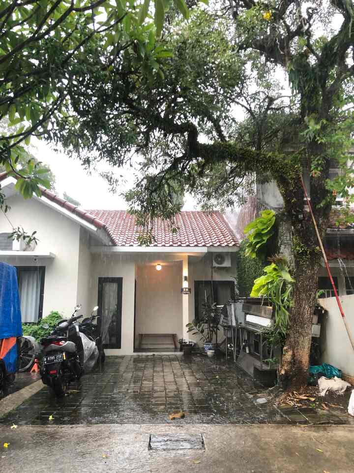 Fasad khisaku saat diguyur hujan☔️
Hujan2 gini rasanya syahduuu banget, adem meskipun kiri kanan masih banyak barang bekas resto🫣

Dirumah tetangga hujan jg gak nihh? 

#FacadeStyle
#FacadeIdeas
#FacadeInspirations
#Desainfasad
#dekorasifasad
#fasadminimalis
#fasadrumah
#hujan 
#rumahminimalis
#rumahdepok