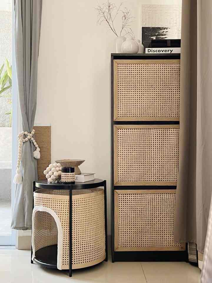 Selamat Sore Tetangga Online!

Ini adalah living room kami, temanya masih japandi. Jadi, beberapa furniture kami upgrade dengan menggunakan rotan. Rencana kedepannya kami jg mau upgrade buffet tv kami dengan rotan dan memasang wallart yang tonenya sama dengan furniture kami. Kenapa kami menggunakan rotan, agar sesuai dengan tema japandi yang alami menggunakan bahan2 alam seperti rotan, eceng gondok ataupun yang lainnya. Semoga menginspirasi ya tetangga online! #livingroomstyle #livingroomideas #livingroominspiration #livingroomjapandi