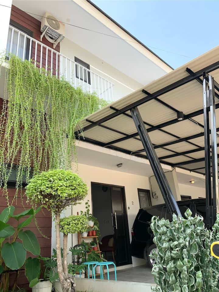 Desain fasad mengikuti developer. Desain yang simpel dan minimalis ini sudah sesuai dengan selera kami. Tidak ada yang kami ubah, hanya menambahkan taman dan kanopi untuk carport. 

#FacadeStyle #FacadeIdeas #FacadeInspirations #minimalist 