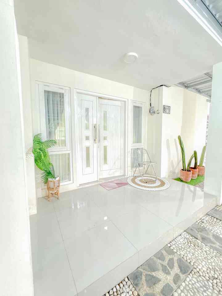 Day & Night facade minimalis ✨
Tema fasad rumah kami adalah minimalis, clean & simple
Hanya berwarna putih dengan ornamen hijau dan sentuhan beberapa perlengkapan rumah natural (wood/rotan)
Alasan kami memilih tema fasad ini, karena kami ingin menghadirkan warna dominan putih yang simple dan supaya terlihat clean 🤍

#FacadeStyle
#FacadeIdeas
#FacadeInspirations
#Fasadrumahminimalis
#RumahMinimalis
#minimalist
