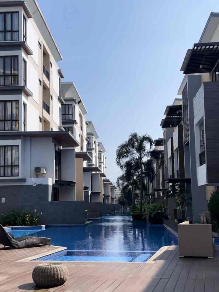 Fasad depan apato.ra dari berbagai angle, apartement lowrise ini memiliki fasad depan jendela L yang membuat apartement tampak estetik dan pencahayaan mudah masuk. 
Fasilitas kolam renang ini juga menjadi ciri khas apartement Asatti karena kolamnya sepanjang komplek apartement.
Konsep apartemen ini adalah garden house yg memberi kesan asri karena byk pohon dan tanaman disekitar. 

#facadestyle #facadeideas #facadeinspirations #apartement #lowrise