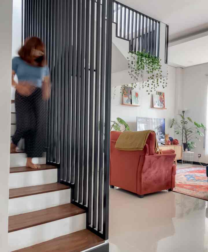 Nyobain teknik long exposure yang udah diajarin Kak Dani Effendi di acara O!Class kemarin🤣 karena masih coba pertama kali jadi maafkan ya kalo jelek. At least, aku super happy karena dapet teknik baru buat posting konten di Ohouse ataupun instagram uhuuuy!Btw ini adalah ruangan lantai 1 yang menurutku paling estetik. Living room @diemdibumi yang penuh warna dan juga tanaman🪴 #OClassPhotography #AestheticRoom #HomeDecor #LivingRoom