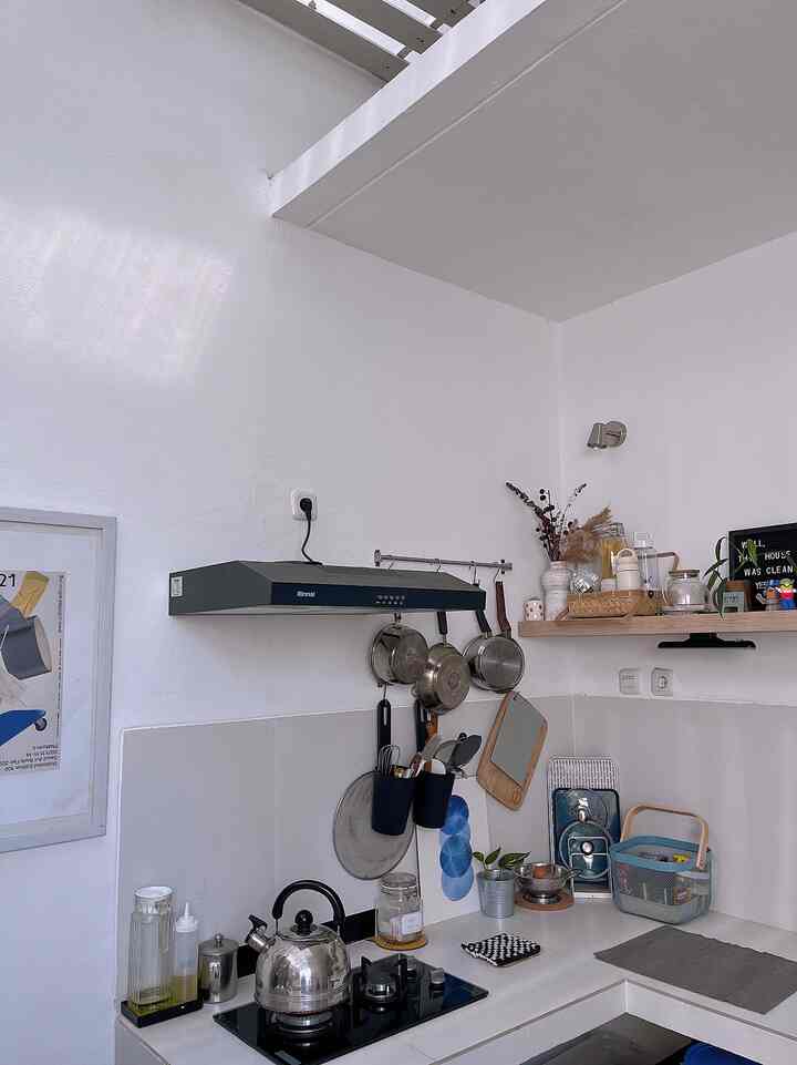 Sejak membangun dapur, kami tau bahwa kami ingin menggunakan meja beton dikarenakan pertimbangan yang minim perawatan serta budget friendly. Untuk kesan clean look kami gunakan granit berwarna abu meskipun dapur tidak mungkin akan 'sepi'.

#MyDreamKitchen
#KitchenIdeas
#KitchenInspiration
#MinimalismKitchen
#Kitchen
#RumahCluster
#90m2