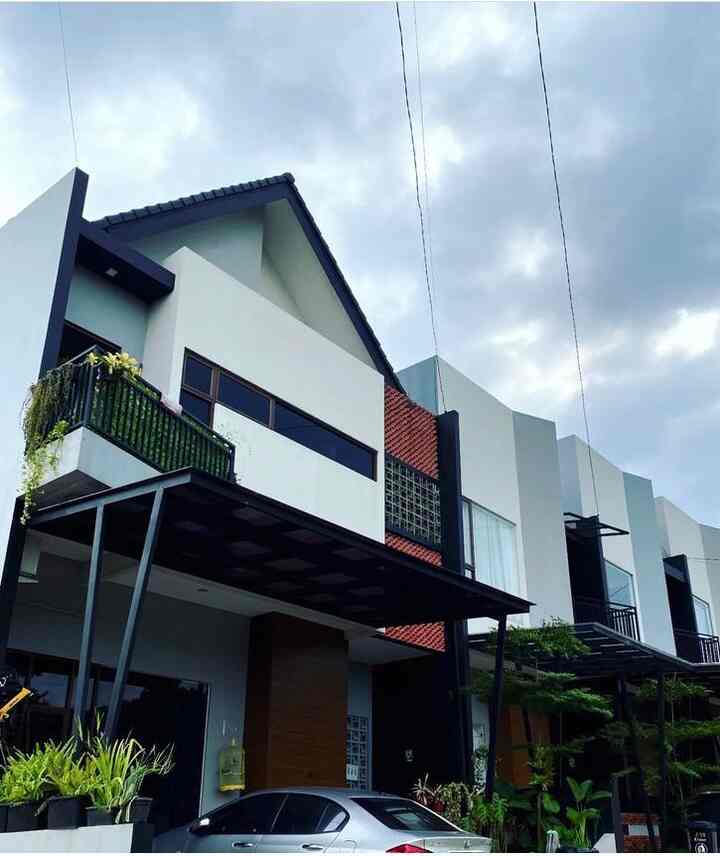 Fasad Semi Industrial 

tema fasad ini yang membuat aku suka dan tertarik untuk membeli rumah di sini
selain itu material dan decoratif pendukungnya juga menarik seperti pemilihan warna cat dan decoratif bata expose serta wood plank 
membuat rumah ini tampil industrial 
mengikuti trend rumah saat ini

#facadestyle
#facadeideas
#facadeinspiration