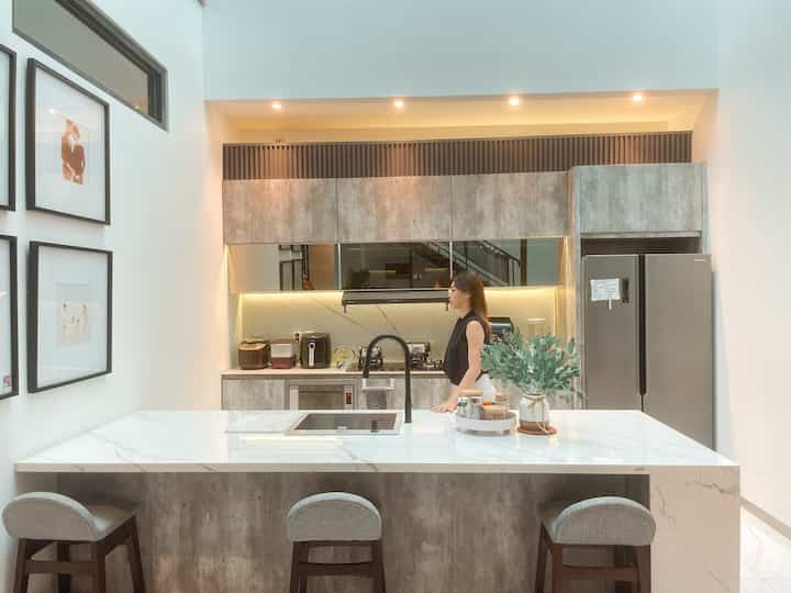 ✨ Kitchen and Dining Area✨

Awal mula bangun rumah ini. Area kitchen ini menjadi salah satu request aku paling awal. Mau ada skylight and big island table. 

Aku adalah mompreneur jadi waktu aku ga bisa selalu ada di rumah urusin makanan anak2. Nah makanya.. aku butuh meja besar untuk MEALPREP. Jadi biasanya aku belanja banyak dan langsung masak untuk 1 minggu untuk anak2. Jadi anak2 tetap makan makanan sehat. 

Karena aku jga suka masak, dan tau pasti area ini akan di pakai setiap sore. Jadi aku pengen buat yang terang dan nyaman. 

Kalau kamu suka masak, boleh deh design area dapur kamu luas dan terang. 😘

#kitchenideas #kitcheninspiration #designdapur #stylingkitchen #openspacekitchen #modernkitchen #mydreamkitchen 