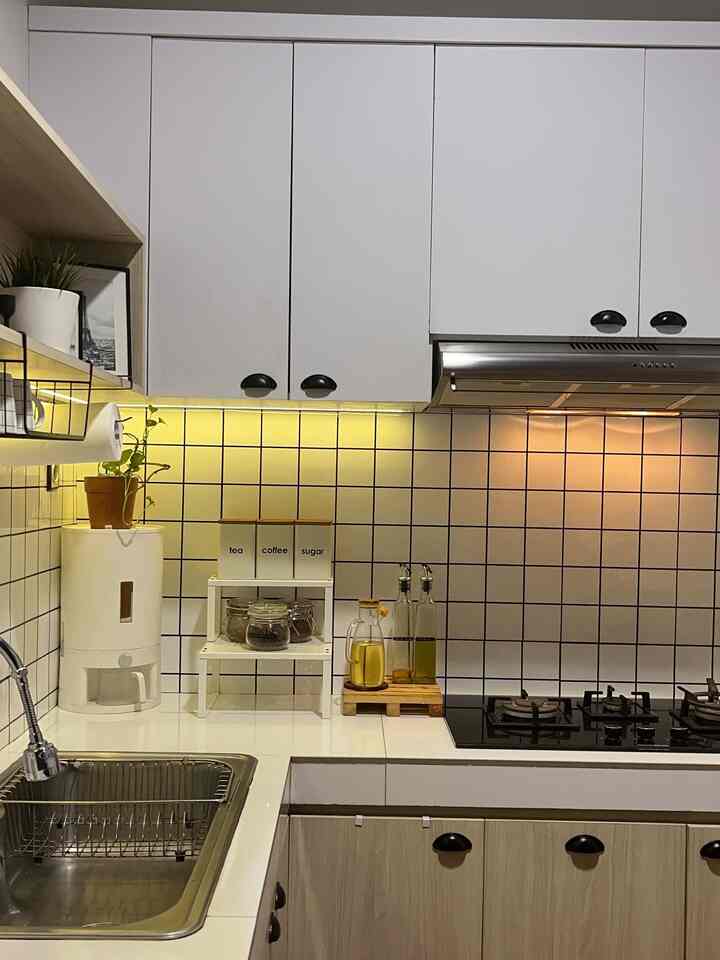 Dapur sederhana yang di design sesuai fungsi nya tidak banyak perabot dapur yang di miliki menjadikan pemikiran untuk membuat laci tidak full sampai atas dengan tambahan ambalan sisi kiri sebagai tempat pernak pernik hiasan  dekorasi, warna putih mendominasi ruangan ini agar terlihat lebih  clean. 

Penambahan Meja bar set yang berada di sisi kanan sebagai pelengkap agar dapur tidak terlihat kosong. 

#MyDreamKitchen
#KitchenIdeas
#KitchenInspirations
#midcenturymodern
#decorlowbudget
#tangsel