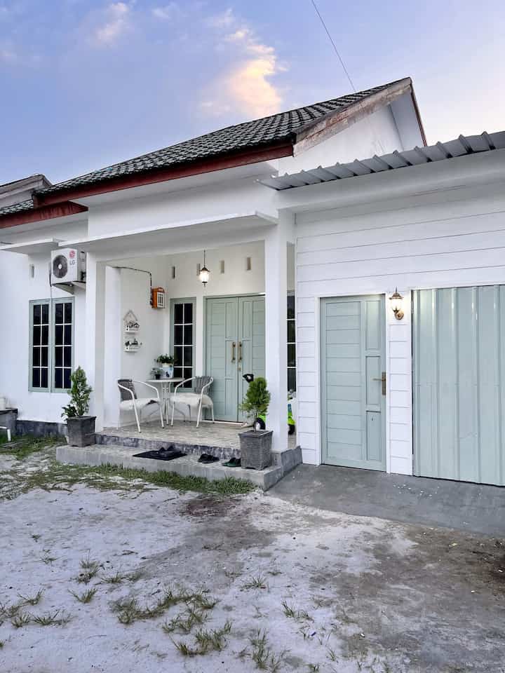 Fasad yang masih belum kelar di area pagar , halaman dan taman. Rumah ku memang di area komplek yang tidan berpagar. Tapi dibebaskan sih kalau mau pakai pagar tidak masalah. 
Sekilas lihat pasti sudah tau fasad rumah ini bergaya vintage dengan sentuhan farmhouse. Aku memilih konsep farmhouse yang sederhana karena renovasi rumah tipe 45 ini tidak merubah fasad bawaan developer. Saya suka kesan homey nya. Seperti rumah rumah dipedesaan. Aku mengecat ulang warna pintu dengan sage mint. Aku suka tone warna ini. Kesan nya adem. 
Slide 2:  ada garasi dengan lebar 5 M.
Mungkin bila ada renovasi berikutnya saya akan bangun lantai 2 hehehe #facadestyle #facadeideas #facadeinspiration #fasadrumah #rumahyasmine #farmhouse #vintagehome #americanclassic #midcentury