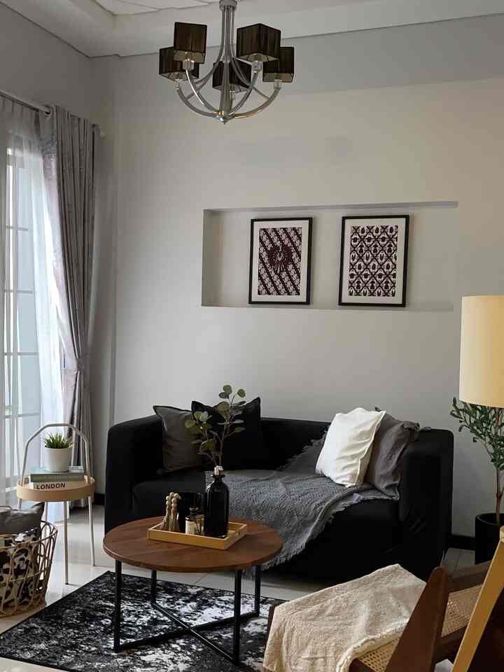 Ruang tamu utama dengan nuansa mix modern dari sofa & meja sudut dan tradisional
dari frame nuansa batik, furniture kursi jati kombinasi rotan plus meja jati.

Dan penerangan natural dari sinar matahari pagi hingga menjelang sore dari jendela panjang membuat ruangan yang sedikit  banyak di dominasi warna gelap baik dari furniture maupun dekorasi pernik begitu kontras ketika di padukan dengan cat tembok berwarna twilight dari jotun.

#LiveSllowyGoesToBandung
#home
#homedecor
#midcenturymodern
#tangsel