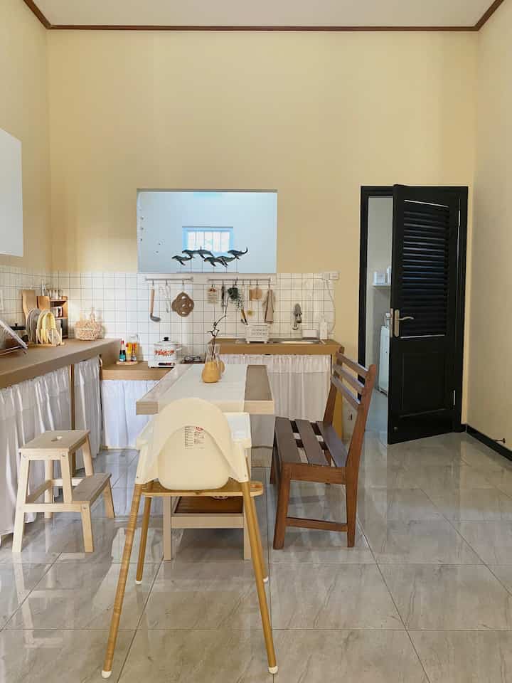 Kalau ditanya apa sih inspirasi utama di dapur ini? Aku pasti ragu banget untuk jawab style dekorasi yang aku pilih untuk dapurku.
Di satu sisi aku suka kaya dapur ala dekorasi korea, karna simple dan ngebuat look dapur jadi lebih tertata dan bersih. Sedangkan disisi lain, aku sangat terinspirasi dengan gaya dapur vintage yang cozy dan warm.

Untuk backsplash aku memilih motif kotak2 dipadu dengan meja dapur motif kayu dan kabinet warna putih biar korea banget. Tampilan dapur jadi minimalis dan terlihat lebih rapi.
Sedangkan untuk item dekorasi lainnya aku lebih memilih untuk memasukkan unsur vintage seperti peletakan bench, dan meja makan yang aku re-paint sedemikian rupa agar tampilan dapur lebih warm.

#MyDreamKitchen
#KitchenIdeas
#KitchenInspiration
#inspirasidapurminimalis
#dapuraesthetic