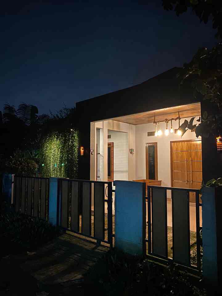 Fasad rumah type Rustic menjadi pilihan sejak awal pembangunan, karna kami suka ornamen alam yg natural seperti penggunaan kramik centro bermotif batu alam dengan warna hitam ini.

 #Facadestyle
#FacadeIdeas
#Facadeinspirations