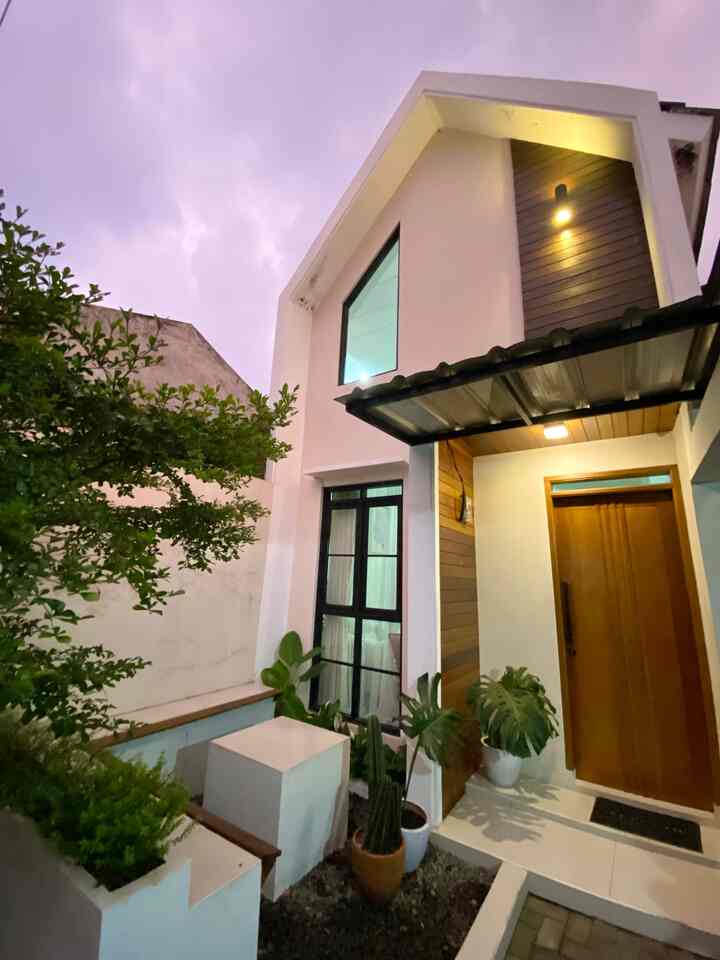 Fasad 6 meter, rumah 1 lantai.
Banyak orang mengira rumah ini adalah rumah 2 lantai, mengingat tingginya fasad yang kami buat. Awalnya, kami menggambar rumah ini dengan fasad setinggi kurang lebih 4 meter seperti gambar yang tertera di akhir postingan. Tetapi diperjalanan terjadi perubahan. Kami ingin akses masuk rumah lebih tertutup agar leluasa saat beraktivitas di area taman, juga demi keamanan. Akhirnya kami memutuskan untuk mempertinggi pagar, kurang lebih menjadi 1,6-1,8 m.
Untuk mengimbangi pagar yang tinggi, kami pertinggi juga bagian fasad agar muka rumah tetap terlihat, dan tidak tenggelam oleh pagar. Jadilah fasad ini ciri khas rumah kami. Fasad menjulang rumah 1 lantai.
#FacadeStyle #FacadeIdeas #FacadeInspiration