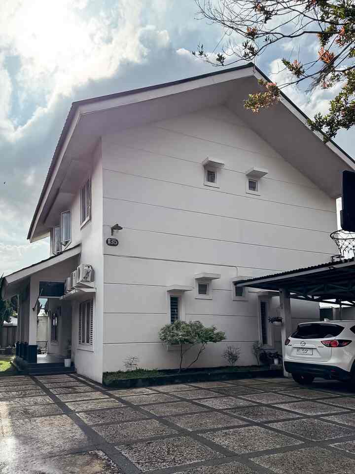 Fasad Rumah American Style Dari Sisi Yang Lain.

Fasad area teras masuk ini kami alihkan menghadap sisi Selatan untuk menghindari panas matahari sore.
Ide fasad american style ,dengan jendela yang memiliki ventilasi kisi kisi kayu mirip jendela penahan badai di film Home Alone.

Fasad simpel tidak terlalu memgikuti trend arsitektural agar lebih sesuai dengan tema interior yang cenderung klasik vintage.Ornamennya hanya pagar besi hitam dan batu tempel di tiang tiang teras.

Untuk pencahayaan malam hari memakai sepasang lampu dinding di teras,dan lampu dinding di sudut dinding luar warna lighting warm white.

#facadestyle
#facadeIdeas
#facadeInspirations
#americanstyle
#vintage