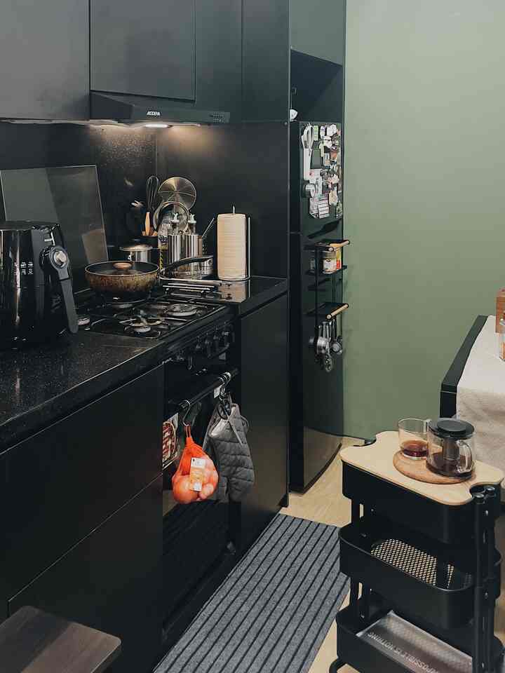 このオールブラックのキッチンは、キッチンとしての機能とは別に、このキッチンにダイニング エリアを設けたかったため、多くのデザイン修正プロセスを経ました。最後に、スペースを有効活用できるよう、積み重ねて使えるダイニングテーブルとシーティングエリアを選びました。 #mydreamkitchen #kitchenideas #kitcheninspiration #kitchendecor #kitcheninspo #kitchenset #blackkitchen #livealone #decorideas