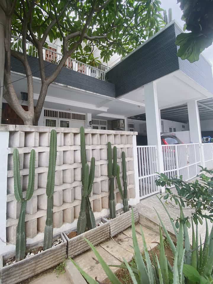 Fasad rumah ini merupakan modifikasi dari desain fasad rumah developer yang dibangun pada tahun 2013. Desainnya tidak semodern rumah zaman sekarang, dan kami merenovasi desain tersebut untuk memenuhi beberapa fungsi. Misalnya, karena rumah ini menghadap barat, kami mengganti kaca mati dengan roster, agar rumah tidak terlalu panas dan udara mudah mengalir. Untuk dinding pagar awalnya berupa pagar besi, namun kami ganti dengan susunan batako dengan deretan kaktus didepannya agar lebih menarik. #FacadeStyle #FacadeIdeas #FacadeInspirations #RumahDeveloper #Bekasi #TerasRumah #Balkon