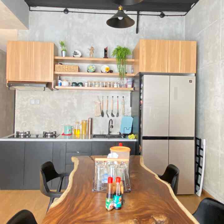 Ini dia Dream Kitchen ala wina.home. Dapur gak minimalis dan ada kesan industrialnya. Walopun kecil tapi masih bisa berfungsi seperti dapur lainnya. Qt pakai bahan multiplek utk kitchen set dan untuk design qt pilih yang ada nuansa industrial modern. Dan untuk qt sengaja tidak memakai Backsplash karena tembok qt sudah ekspose sehingga gak qt tutup agar lebih terlihat industrial.
#mydreamkitchen
#kitchenideas
#kitcheninspiration
#kitchenindustrial
#dapurcantik