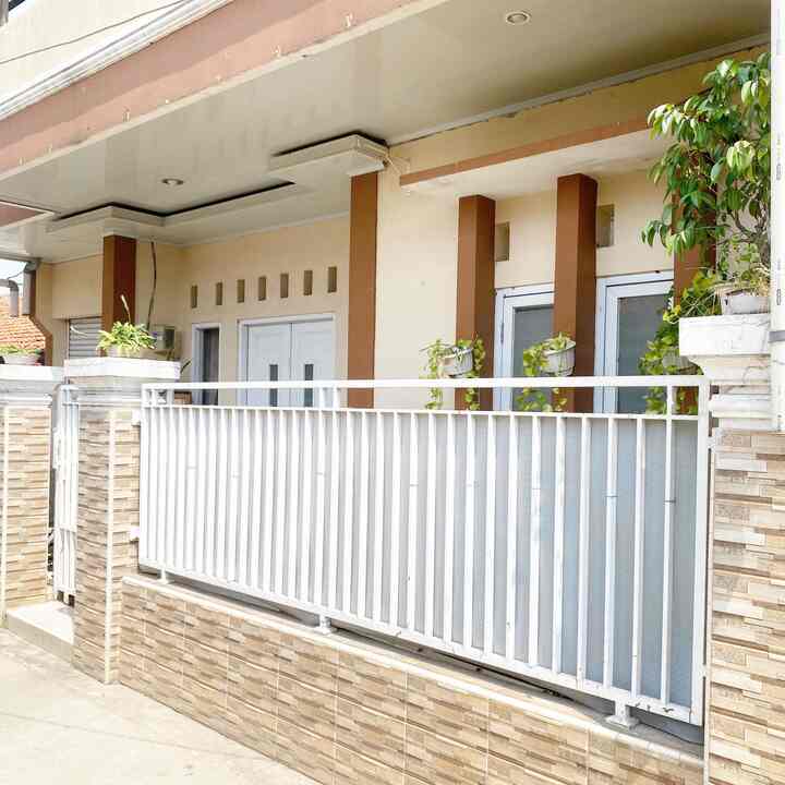 Fasad Rumah 🏠

Fasad rumah di dalam gang sempit yg kami maksimalkan dengan full bagunan berukuran 9x8. Tidak ada style khusus untuk fasad rumah ini. Hanya saja, aku menyukai perpaduan nuansa warna krem dan putih. 

Sedikit penambahan keramik motif batu alam 3D agar tidak polosan dan sedikit tanaman hijau agar terkesan lebih hidup. 

#FacadeStyle #FacadeIdeas #FacadeInspirations #rumahsederhana #rumahbekasi #bekasi 