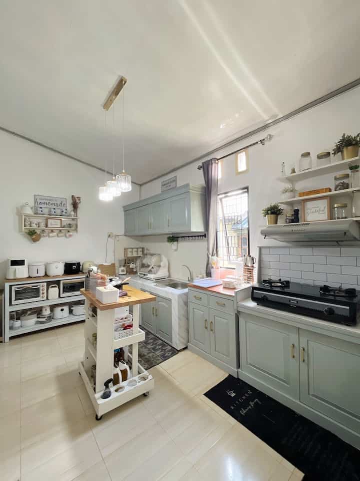 My dream kitchen, terinspirasi dari film-film America dan Eropa. Semua kabinet disini menggunakan bahan kayu solid asli. Untuk warna juga terinspirasi dari film. Aku membangun dapur ini di tahun 2015, saat itu referensi tidak sebanyak sekarang hehehe. Dapur ku cukup lega dengan ukuran 3x4 M
.
Untuk membuatnya cantik aku menambahkan dedaunan artificial pda rak terbuka dan juga pajangan fungsional seperti mug dan vas berisi bumbu dapur. Lampu gantung gold juga bikin ruangan lebih cantik. 
Pemilihan alat masak dan juga elektronik di dapur aku gunakam hanya 2 warna agar lebih minimalis yaitu putih dan hitam. Ini juga membuatnya estetik.

Tips dari aku untuk mewujudkan dapur impian adalah menemukan gaya mu, aku selalu pesan jangan ikut ikutan tren. Tapi perbanyak referensi nanti akan ketemu yang klik. buat yang suka masak, dapur yang lengkap membuat lebih semangat masak. #mydreamkitchen #kitchenidea #kitcheninspiration #inspirasidapur #rumahyasmine #midcentury #farmhouse #americanclassic 