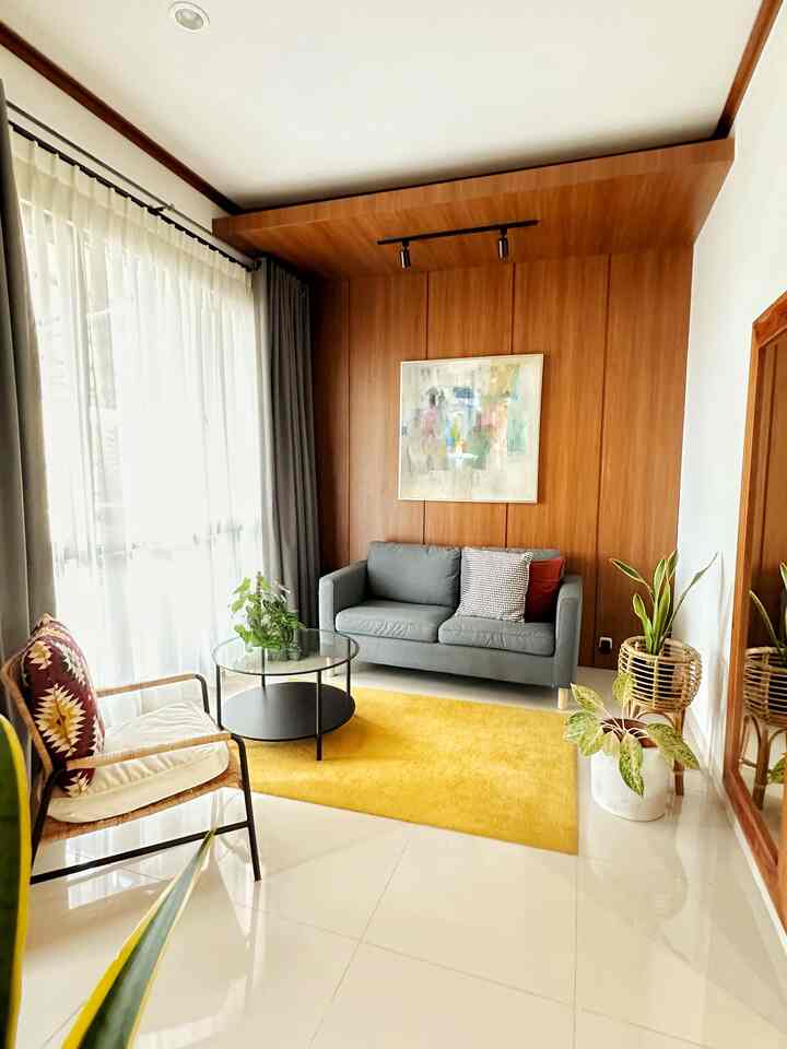  living room dengan wood panel dan dipasang cermin di sisi dinding lain agar ruangan terlihat luas

#minilivingroom
#livingroom
#homedecor