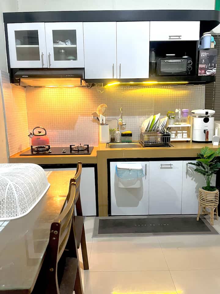 My dream kitchen.🥰
Rumah tumbuh kami satu persatu kami bagun dan renovasi karena kami mulai dari nol membagun. Salah satunya dapur ini .😊

Untuk mewujudkan dream kitchen kami, pertama menuentukan buget untuk pembuatan kitchen set dulu agar terlihat rapi baru kami cicil untuk isian dan perintilannya.😊

Alhamdulillah satusatu isiiannya sudah terpenuhi dari peralatan dapur dan meja makan. Agar terlihat lebih cantik dan bisa kami rubah sewaktu-waktu kami tambahan lampu hias dan kami beri wallpeper motif kayu kombinasi putih agar kelihatan berbeda dari sebelumnya.☺️

Beberpa kami spill isiian dapur. Semoga menginspirasi ya.❤️

#MyDreamKitchen #KitchenIdeas #KitchenInspiration #KitchenMinimalist 