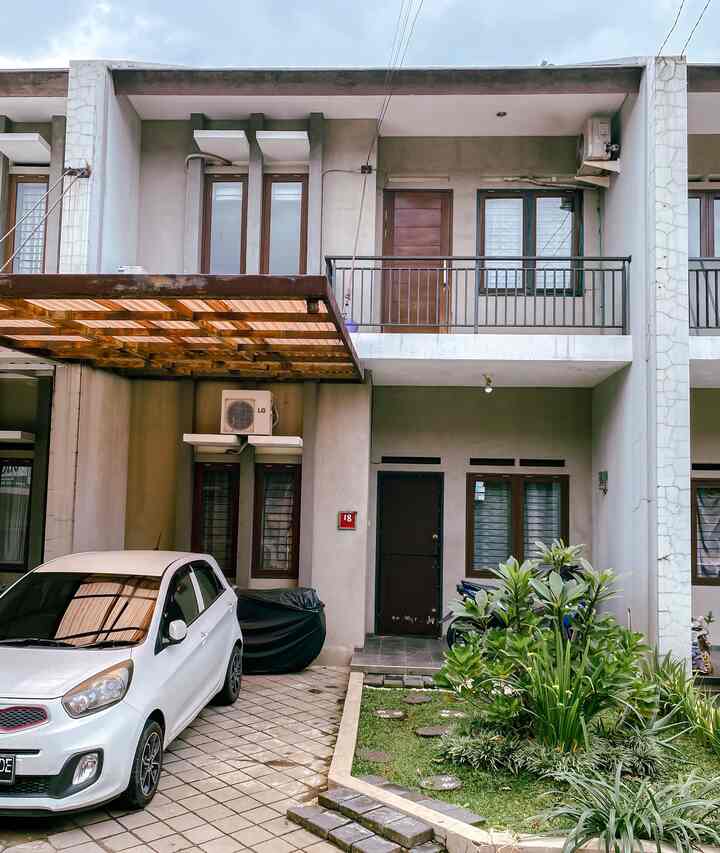 Rumah ini sudah aku tempati lebih dari 12th😊 
bagian fasad rumah ini belum pernah muncul/ dipost karena selama ini kurang pede dengan kondisi fasad yang mulai kusam cat nya🥹

Designnya minimalis bawaan asli dari developer.
Agar suasananya adem aku tanam  pohon kamboja ditaman depan.

 #FacadeStyle
#FacadeIdeas
#FacadeInspirations
#rumahdibandung
#rumahdeveloper
#greynaehaus
#rumahminimalis