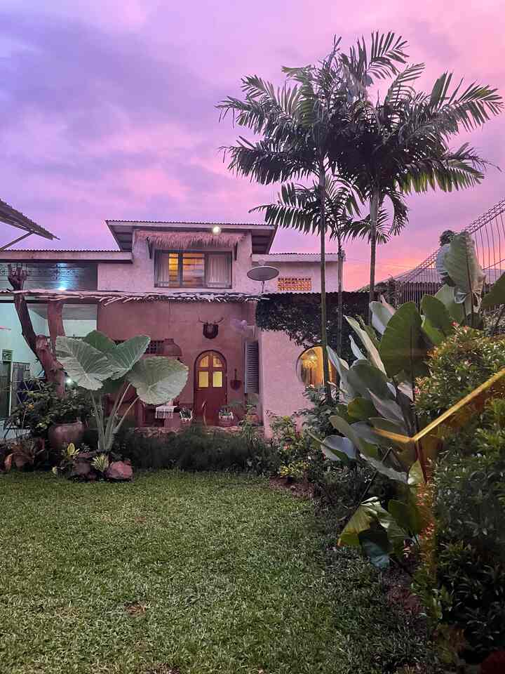 Fasad kami bertema seperti rumah2 di timur tengah, usaha yg dilakukan adalah dgn memakai garis2 bambu pada atap teras dan jg jerami. Lucu kan 😇 #facadestyle #facadeinspirations #facadeideas #rumahwowi #depokkeras