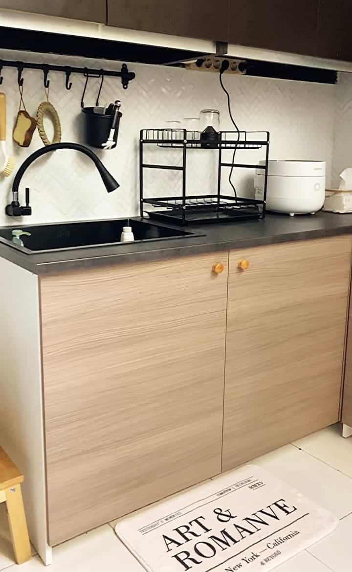 Jujur ini belum jadi dream kitchen aku.. tapi untuk saat ini budget renov nya baru sampai sini😊

Aku mengutamakan fungsi dibanding dekorasi, karena itu tidak ada dekorasi didalam dapur ini.
Karena dapur ini dipakai untuk kegiatan produksi usaha aku dan suami.

Oya ada hal penting kalau mau renov dapur, pastikan memilih tukang/ vendor yang ahli dibidangnya khususnya renov dapur.. agar hasilnya lebih rapih, apalagi saat memasang keramik backsplash.

#MyDreamKitchen
#KitchenIdeas
#KitchenInspiration
#renovasidapur
#minimalisdapur
#dapurproduksi
#bandung
#rumahminimalis
#dapurlowbudget