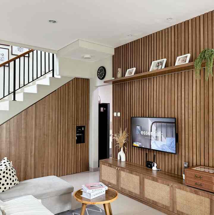 Ruangan Paling Estetik versi dirumah.43 🤎🪴

Bisa dibilang Living Room ku ini lah yg paling favorit & estetik juga tentunya.. hihi Selain fungsinya buat bersantai sambil nonton Netflix-an, bagiku ruangan ini yg paling memanjakan mataku. Sebagai orang yg paling sering tinggal di rumah, aku pastinya selalu pgn punya rumah yg nyaman dan estetik supaya bikin semakin betah. Untuk aku yg tinggal di Bandung, ruangan ini juga adem bgt pdahal ngga pakai AC / Kipas. Pencahayaan sangat aku pertimbangkan, karna rumahku ini pakai kaca yg tinggi2 jd meminimalisir penggunaan lampu di siang hari deh.. hihi

Untuk perpaduan collor palette dirumah43 ini adalah nuansa woodgrain dan abu-abu muda. Bagiku warna ini timeless tak lekang oleh waktu. Permainan furniture & pernak pernik juga aku gunakan yg simple dan estetik tentunya. Sepeti pada kabinet di bawah TV perpaduan wrn kayu & rotan. Manisss aja gtu diliatnya..

#OClassPhotography 
#AestheticRoom

• #aestheticdecor #aestheticroom #aestheticlivingroom #livingroom #livingroominspo #livingroominspiration •