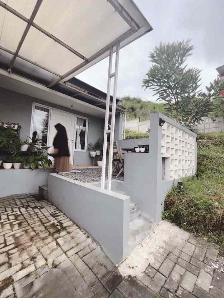 ✨Fasad Dua Tangga

Area rumah kami letaknya 80cm lebih tinggi dari area garasi, sehingga kami membuat akses ke dalam rumah melalui 2 tangga. 
Tangga yang langsung mengarah ke garasi, satu lagi tangga di taman depan rumah.

#FacadeStyle #FacadeIdea #FacadeInspirations