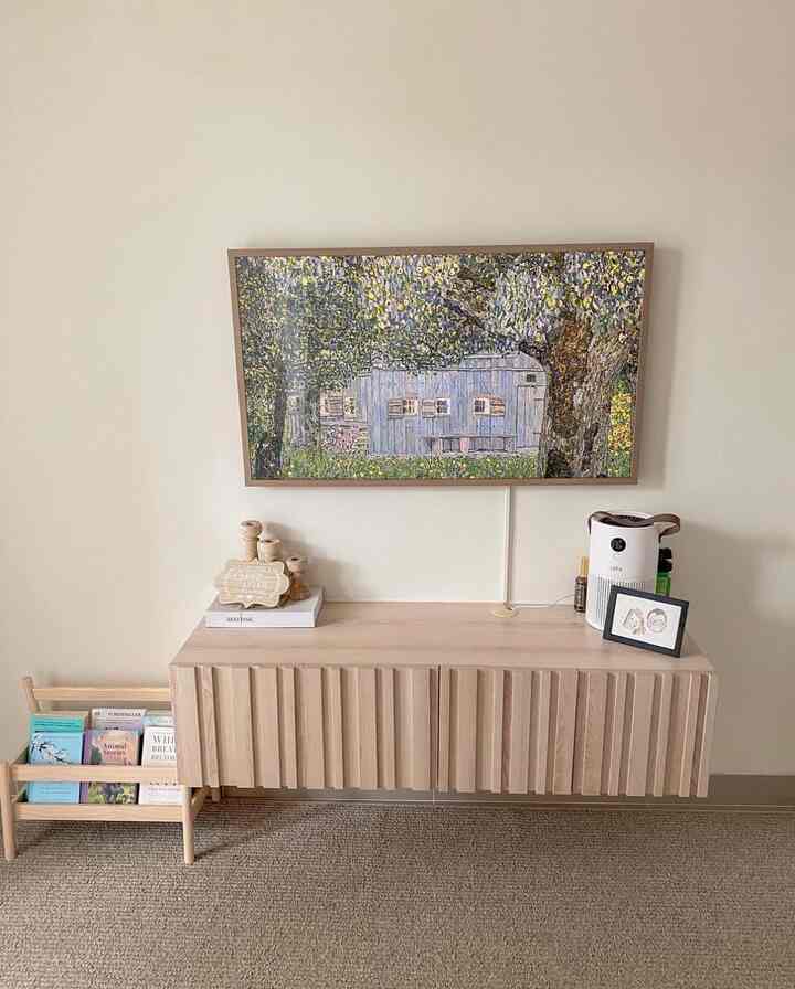 Ide untuk #livingroom.

#ruangtamu merupakan area pertama yang di lihat saat membuka pintu rumah, sehingga kami menaruh perhatian lebih untuk menata sedemikian rupa agar terlihat rapi dan clean.

Ada #credenza di bawah TV untuk menaruh barang-barang elektronik dan perintilannya. Lalu kami juga menaruh rak kecil untuk memajang buku-buku kesayangan kami & keranjang rotan untuk menyimpan mainan dan beberapa boneka. 