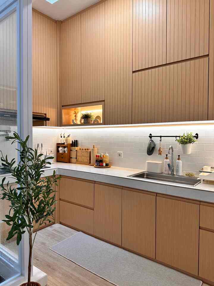 3nd.houseのセカンドキッチンは汚いキッチンです。キッチンを2つ別々に作りました。なぜキッチンが2つ必要なのでしょうか？家事助手がいるので、自由に料理を作ってもらっています。

この汚れたキッチンも日本的なコンセプトで、天井までのフルキャビネットを設置して、たくさんの収納を確保し、埃をためないようにしたいと考えています。

キッチンテーブルの上にあるものの中には毎日使うものもあるので、外に出しています。キッチンのテーマに合わせて木製のものや白いものなどを選んでいます。

「夢のキッチン」を作るためのヒント: 好きなデザインを選択し、信頼できるベンダーを探します。キャビネットパーツの数、材料、予算など、キッチンに必要なものと実現したいことを伝えます。

#マイドリームキッチン
#キッチンアイデア
#キッチンインスピレーション