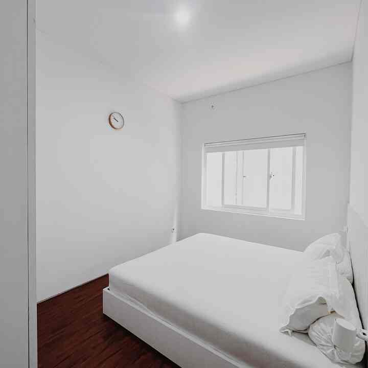 Kamar tidur utama merupakan tempat paling minim dekorasi di rumah kami. Tapi tempat yg paling nyaman dan sejuk karena bukaan jendela kamar sangat besar yaitu 2 x 1.5 meter. 

Kami menjadikan kamar utama sebagai kamar untuk bercerita bersama suami dan anak, tempat tidur nyaman yg minim distraksi karena tidak banyak barang. Konsep warna di kamar kami pun full putih dan hanya ada sentuhan warna kayu di lantai vinyl. 

#LiveSlowlyGoesToBandung
#LiveSlowly
#BedroomDecorInspo
#SimpleBedroom
#Minimalis