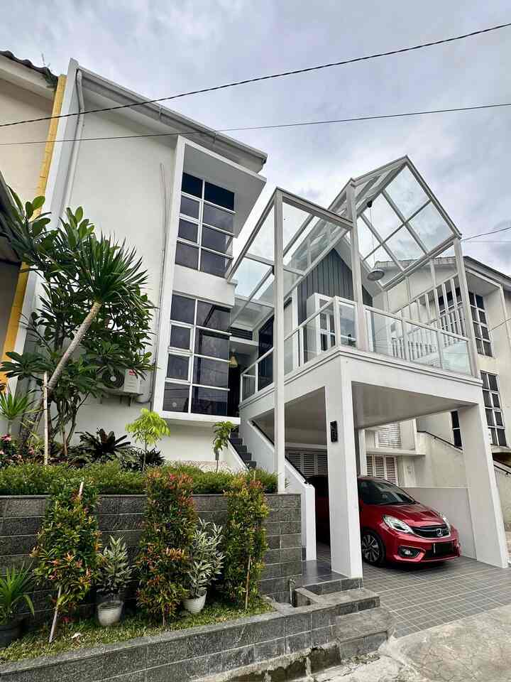 • Fasad Modern Himfari’s House •

Hello O!House friends, fasad Himfari’s House bergaya modern dengan jendela besar-besar. Penambahan balkon yang menggunakan railing dan kanopi kaca tempered juga merupakan implementasi dari style modern, karena material kaca dapat meneruskan cahaya ke dalam rumah sehingga bagian dalam rumah tetap terang. 

Pada sisi balkon yang berbatasan dengan tetangga, dipasang railing kisi-kisi full sampai atas menyatu dengan kanopi. Pembatas ini sebagai pengaman agar anak-anak tidak memanjat. Di bagian teratas pembatas dipasang juga kaca tempered untuk mengurangi tampias saat hujan.

#FacadeStyle
#FacadeIdeas
#FacadeInspirations
#rumahdeveloper
#rumahcluster