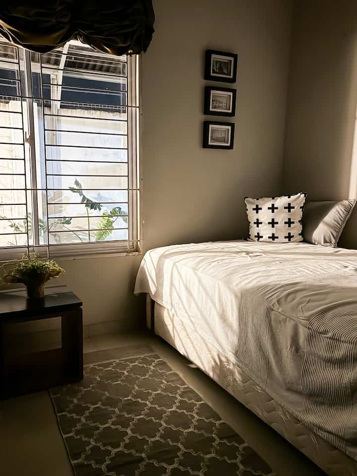 Aesthetic Room Photography.

Mencoba mengaplikasikan teknik photo versi iPhone hacks ‘Level up your aesthetic photo’
dari O!Class coach Dani Effendi.

Kali ini aku ingin mengabadikan pencahayaan di kamar tamu yang berasal dari cahaya lampu di luar kamar.Kamar tamu ini sehari hari dalam keadaan tidak dipakai.Saat malam hari tirai dibiarkan terbuka,lampu kamar tidak dinyalakan.Hampir separuh ruangan mendapat cahaya penerangannya dari lampu di teras luar.Pantulan cahaya yang ada cukup mempercantik suasana kamar dengan dekorasi yang simpel klasik.
Inilah aethetic room yang dipercantik dengan pantulan cahaya di luar kamar ✨.

#OClassPhotography
#aestheticroom
#photocompetition
#bedroomdecor