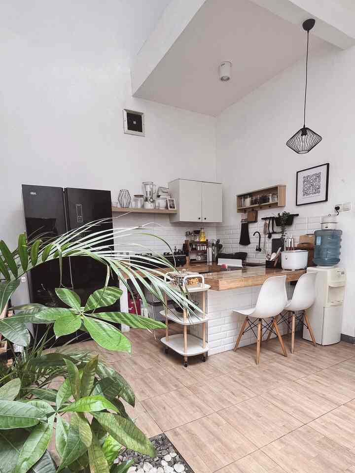 ✨ Dapur Letter U
Punya Dapur yang menyatu dengan area makan merupakan salah satu impian kami. Meski awalnya memilih desain dapur ini karena keterbatasan budget, tapi akhirnya tempat ini jadi space favorite di rumah.

Area makan bisa jadi space tambahan untuk food preparation saat memasak. Area ini juga bisa jadi spot ngopi yang asik karena terletak bersebelahan dengan taman indoor. 

Gimana, tertarik memiliki dapur berbentuk U?
#MyDreamKitchen #KitchenIdeas #KitchenInspiration #JapandiKitchen #ScandinavianKitchen #OutdoorKitchen