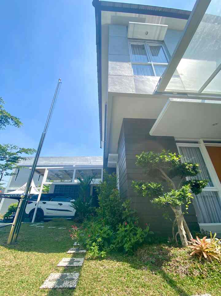 Simple dan minimalis, itulah kesan pertama yang terlihat dari fasad ini. Tapi ada sedikit kesan gagah juga dari penambahan batu basalto bakar di salahsatu sudut dinding depan.


 #FacadeStyle
#FacadeIdeas
#FacadeInspirations
#RumahCluster
#RumahDeveloper
#Bandung
#Minimalist
