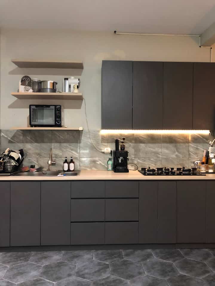 Dream kitchen versi aku : 
Dapur yang fungsi dan letak compartmentnya sesuai dengan kebiasaan aku memasak💕

Aku yakin setiap rumah dan setiap orang pasti punya habit memasaknya masing2, dan itu salah satu alasan kita punya dream kitchen yang beda2. 

Kalau tetangga khisaku kaya gimana nihh dreamkitchennya? 

#MyDreamKitchen
#KitchenIdeas
#KitchenInspiration 
#KitchenStorage
#IdeDapur
#DapurImpian
#DekorasiDapur
#DapurMinimalis