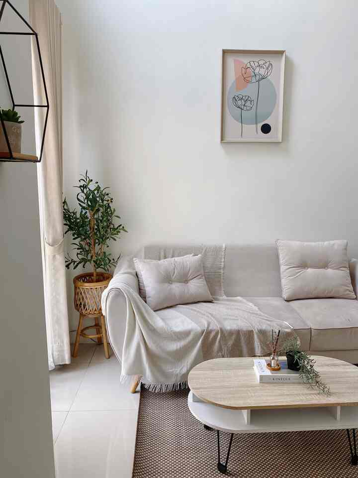 Aesthetic room.
Sejauh ini, ruang tamu adalah ruang yang paling sering dipotret karena lebih mudah untuk mengganti suasana, cukup dengan memilih beberapa dekorasi berbeda atau sekedar memotret di jam jam tertentu setiap harinya.
Selain itu, ruang tamu juga menjadi bagian yang paling sering dalam keadaan rapi dibandingkan dengan ruangan lainnya, itu karena kami memisahkannya dari living room atau area beraktivitas.
#LiveSlowlyGoesToBandung #AestheticRoom #DecorInspo