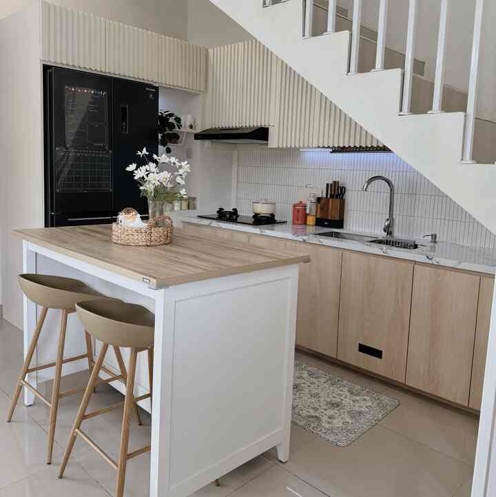 Selain ruangan paling aesthetic di rumah kami, dapur ini juga merupakan ruangan yang paling penuh dengan momen indah kami, jantung rumah kami

#LiveSlowlyGoesToBandung #MyDreamKitchen #KitchenIdeas #KitchenInspiration #jabar #rumahmungil #livewithkids #minimalist