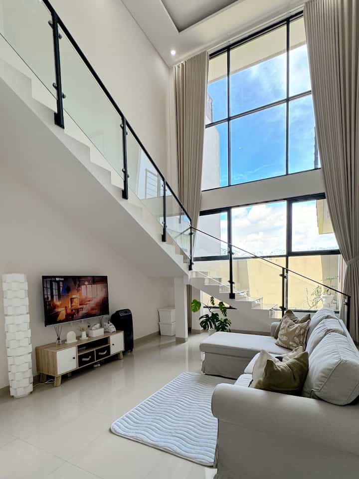 Ini adalah center rumah kami. Ruangan dengan kaca besar, ceiling tinggi, dan tangga yang terekspos menjadikannya terasa lebih luas. View yang hijau dibalik kaca besar juga menambah keestetikan rumah ini. Di sini tempat kami berkumpul, mengobrol, menonton tv, melepas lelah, sampai seringkali tertidur.
#LiveSlowlyGoestoBandung