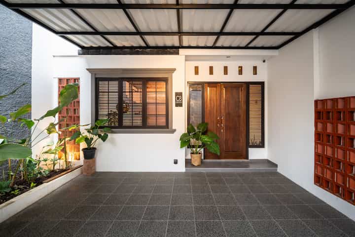 Fasad Bali ala Developer?

Tampak depan bale bari yang memang tidak bisa dirubah karena bawaan developer, menggunakan tambahan batu alam tempel yang di coating dengan modifikasi penambahan roster yang luarnya kami lapis kawat halus baja supaya binatang tidak bisa masuk

#facadestyle #facadeideas #facadeinspirations #balistyle #rumahminimalis #rumahbali #rumahcluster #depok