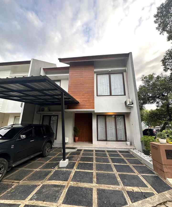 
Fasad ini bawaan developer,tampak depan tidak ada bangunan yg kami rubah,hanya kami membongkar taman dan diganti dengan tambahan carport dan pada bagian samping juga kami menambahkan pintu serta balkon.
tidak ada kursi di teras kami karena area kering yg terbatas,juga tidak lupa meletakan keranjang untuk drop paket karena sering tidak ada orang dirumah,sebenarnya itu keranjang untuk laundry karena ukuran nya besar jadi semua paket bisa masuk 😆

#FacadeStyle #FacadeIdeas #FacadeInspirations #RumahDeveloper #Minimalist