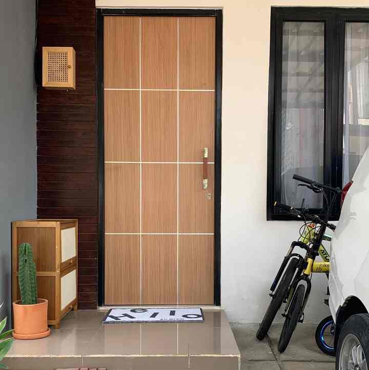 Hola tetangga ohouse!
Yuk kita intip dikit fasad rumah asrarumah. Karena asrarumah rumah developer yang ga bisa req maupun rubah area fasad rumah, jadi kami menerima apa adanya ya hehe.
Type fasad asrarumah vertical home, jadi agak agak susah ya mengambil angle full keseluruhan rumah, dan pasti rumah tetangga terbawa 😅
Rumah type ini cocok di luas tanah yang relatif kecil agar tercipta rumah yang compact.
 #FacadeStyle
#FacadeIdeas
#FacadeInspiration
#asrarumah
#compacthouse
#verticalhome
#tinyhouse