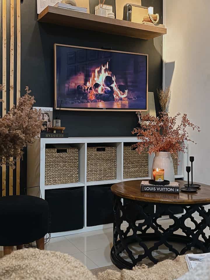 ➖ Ruangan Paling Estetik 

Ruang TV / Ruang Keluarga ini yang paling estetik, karena dekorasinya matching dan compact.
Walaupun kecil, tapi paling favorit ngumpul disini.

Semoga menginspirasi 🤎

#LiveSlowlyGoesToBandung #RuanganEstetik #Rumahmungil #RuangTV #Ruangkeluarga #warmandbold #darkmoderninterior 