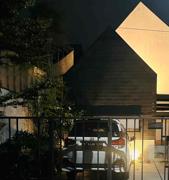 • FASAD •
Halo semua, kali ini aku ingin menunjukkan fasad RFL House di malam hari. Fasad dari RFL House ini bergaya scandinavian, yang pada umumnya memiliki fasad berbentuk segitiga. Fasad RFL House ini terdiri dari 2 bangunan segitiga saling bertumpuk dengan 2 warna kontras, yaitu hitam & putih. Disini aku akan spill material yang aku gunakan untuk fasad rumahku ini. Semoga bermanfaat 😊

#Facadestyle #facadeideas #facadeinspirations #scandinavianfacade #fasadscandinavia #scandinavianhouse #facade #fasad