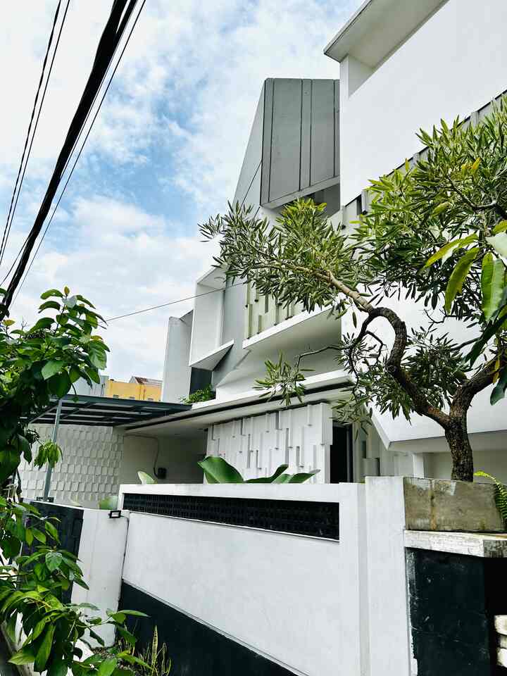 Fasad bergaya scandinavian minimalist ini kami pilih karena sesuai dengan tema ruangan yg ingin diciptakan. Dengan warna dominan putih dan aksen abu menciptakan kesan yg minimalist #Fasadestyle #FacadeIdeas #FacadeInspiration