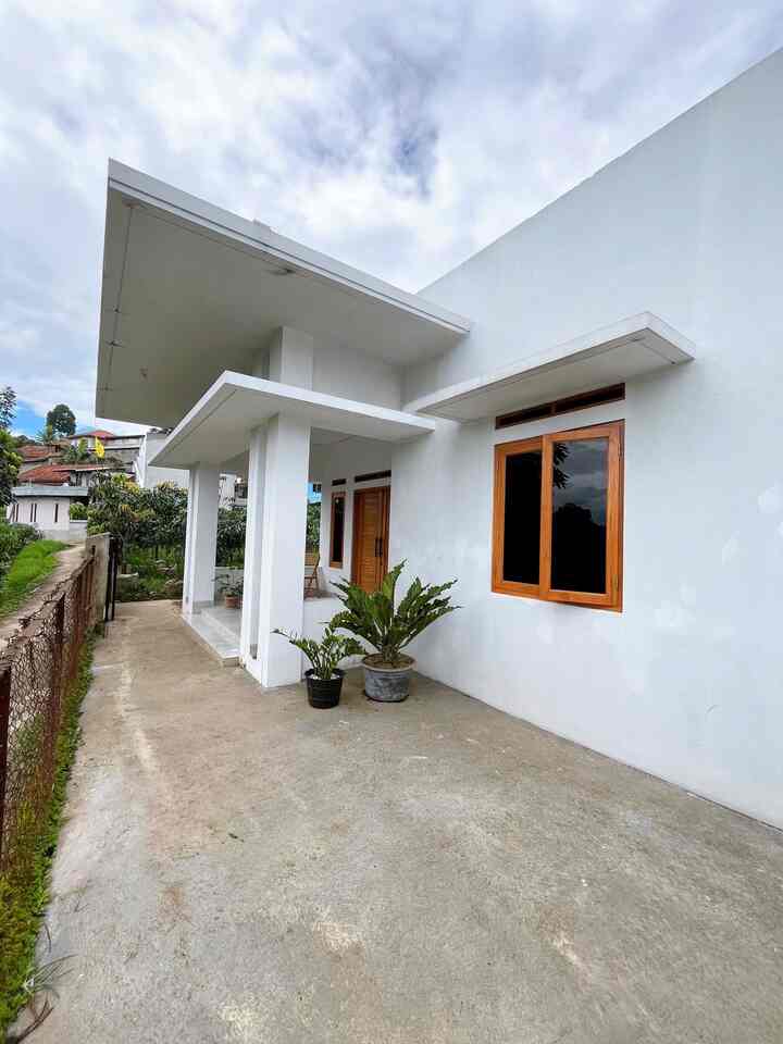 Agak kesulitan kalo pengen foto fasad karna Bumi Gerrd posisinya ada dalam gang. Fasad yang hampir bentuk kotak karna atap sudah full cor dak.  Cat warna putih menjadi pilihan kami agar rumah terilhat cerah walaupun mudah kotor hehe. Kami memilih menggunakan kusen dan pintu dari kayu jati dan kaca jendela menggunakan kaca riben. 

#bumigerrd #FacadeStyle #FacadeIdeas #FacadeInspiration #FacadeMininalist 