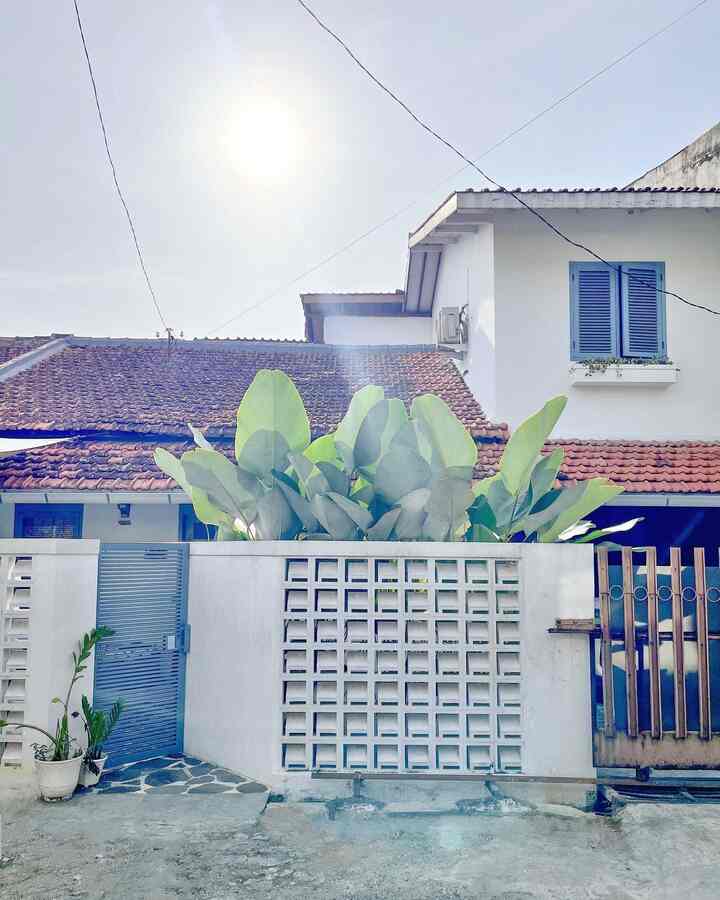 Fasad Di Rumah Kami cukup unik. Karena bentuknya memanjang ke samping bukan keatas. Dan kita ga mau merubah terlalu banyak dari fasad bangunan lamanya.
Kita memilih tetap menggunakan genteng model kodok ini, dengan model menurun. Agar rumah terasa lebih sejuk.
Gimana menurut temen”?
#facadestyle #facadeideas #facadeInspirations #facade #fasadrumah #fasaddecoration #homedecor 