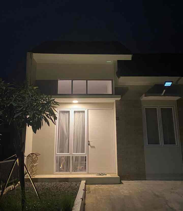 Fasad rumah standar developer. Karena belum 5 tahun jadi belum bisa di renov😆, akhirnya cuma aku ubah taman kecil jadi taman kering pake batu split, penambahan ekor kuda dan lampu sorot. Karena rumah di hook, jadi ditambahin juga pake pagar samping! 
Walaupun masih standar, tp jadi lumayan berbeda sama tetangga-tetangga!😁

#FacadeStyle #FacadeIdeas #FacadeInspirations #rumahdeveloper #rumahmungil #50m2 #petparent #inspirasirumah90m2 #90m2
