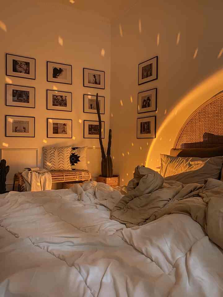Aesthetic Bedroom
—
Ruangan ter-Aesthetic sekaligus ter-Nyaman di rumah 🤎✨
—
pemilihan #HeadboardRotan berbentuk Arch ditambah dengan adanya dekorasi #WallMoulding dan #PhotoFrame pada dinding, 
yang dipadukan dengan styling pada #BenchRotan membuat kamar ini menjadi Aesthetic ✨
—
Semoga menginspirasi 
#LiveSlowlyGoestoBandung
#BohoDecor
#BohoStyle
#InspirasiKamar
